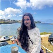 Soy una profesora y pedagoga con experiencia, que se lleva muy bien con los niños y que sabe desempeñar sus funciones correctament